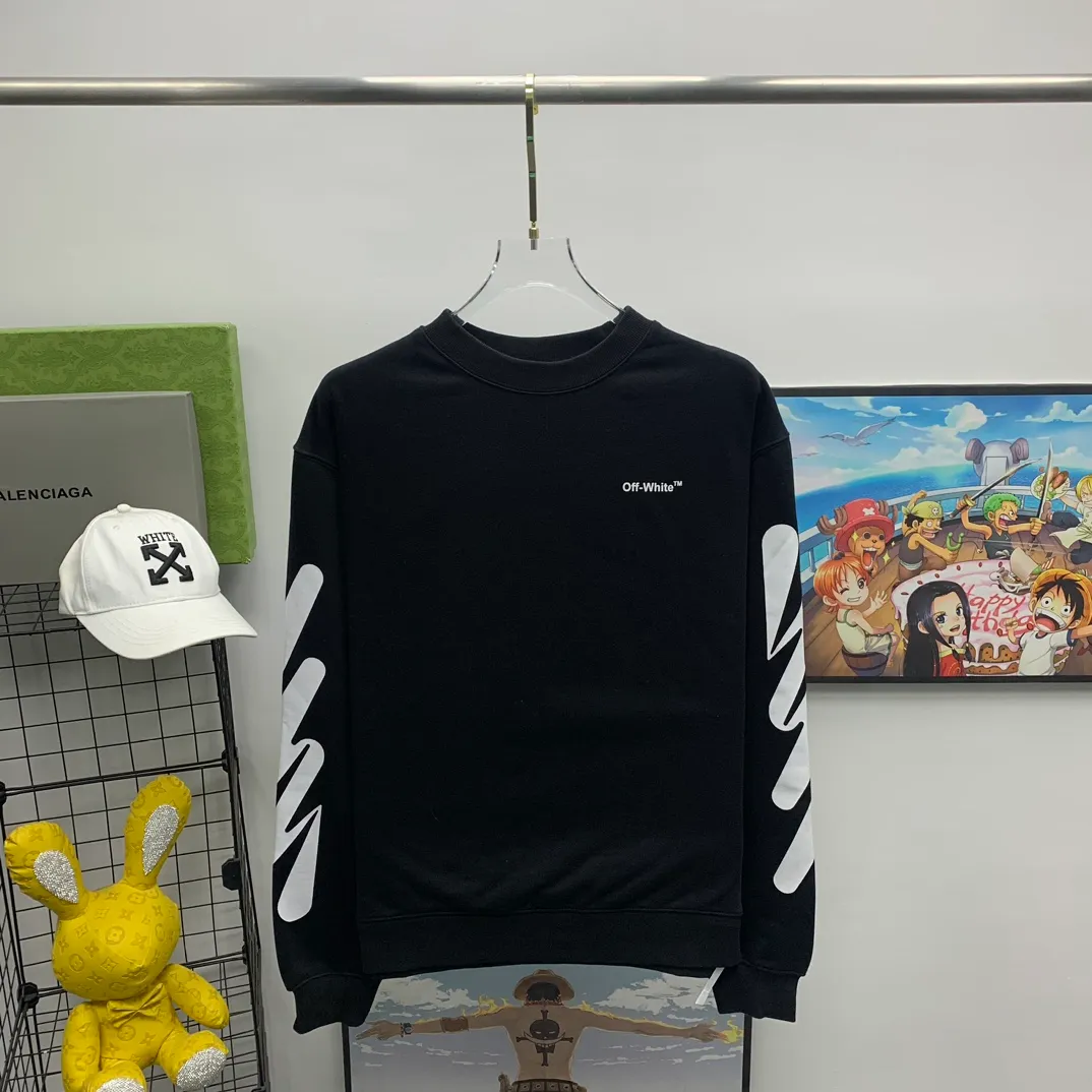 Top version OFF-WHITE OW black and white graffiti brush wavy pattern zebra crossing ECG men's and women's loose T-shirt men's and women's same style round neck sweatshirt After the ECG series, the tiger stripe pattern appears again. This may be another simple and luxurious new model after the merger with LV. Awesome black and white color scheme, new artistic derivation of signature elements, and simple fashion style is remarkable. Small dropped shoulders, slightly wide style, suitable for both men and women.  Imported glue technology, extremely strong. 21 brand new washable collar label tags, customized one to one. The fabric is 480g double-ply double-yarn terry fabric, which is full of drape and smooth to the touch. A must-have for fall and winter!  Color: Black Size: XS-L P:360